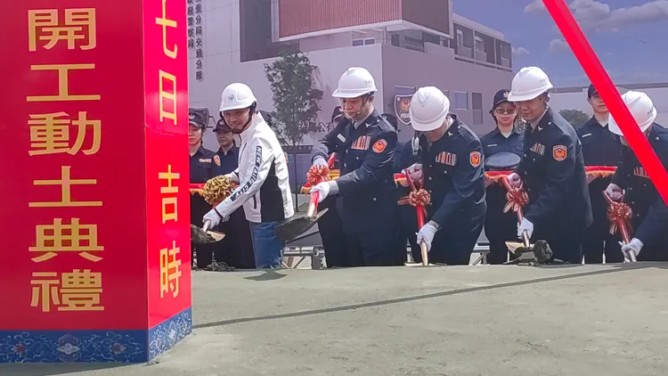 侯友宜執鏟動土。黃子騰攝