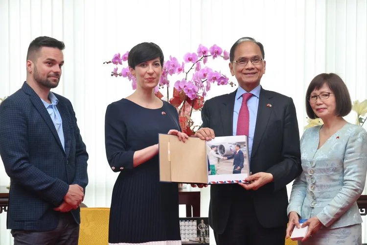 立法院長游錫堃送上相片冊。林林攝