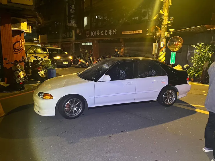 王男怒砸哥哥車輛。土城警分局提供