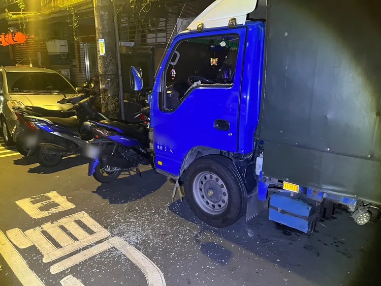 鄰居的小貨車也被砸。土城警分局提供