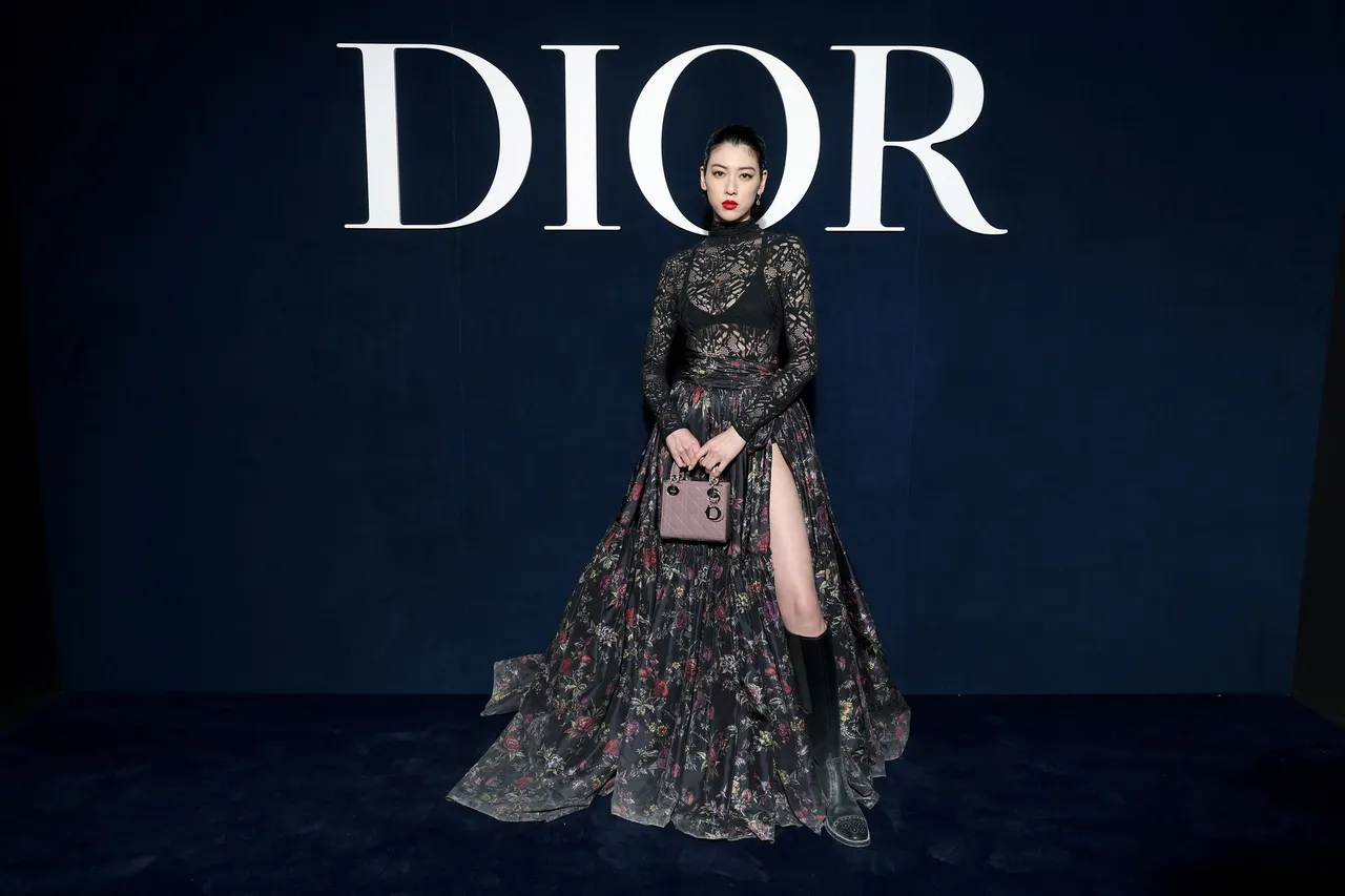 日本女星三吉彩花受邀看秀。品牌提供