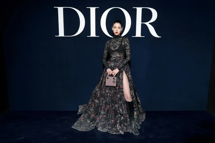 日本女星三吉彩花受邀看秀。品牌提供