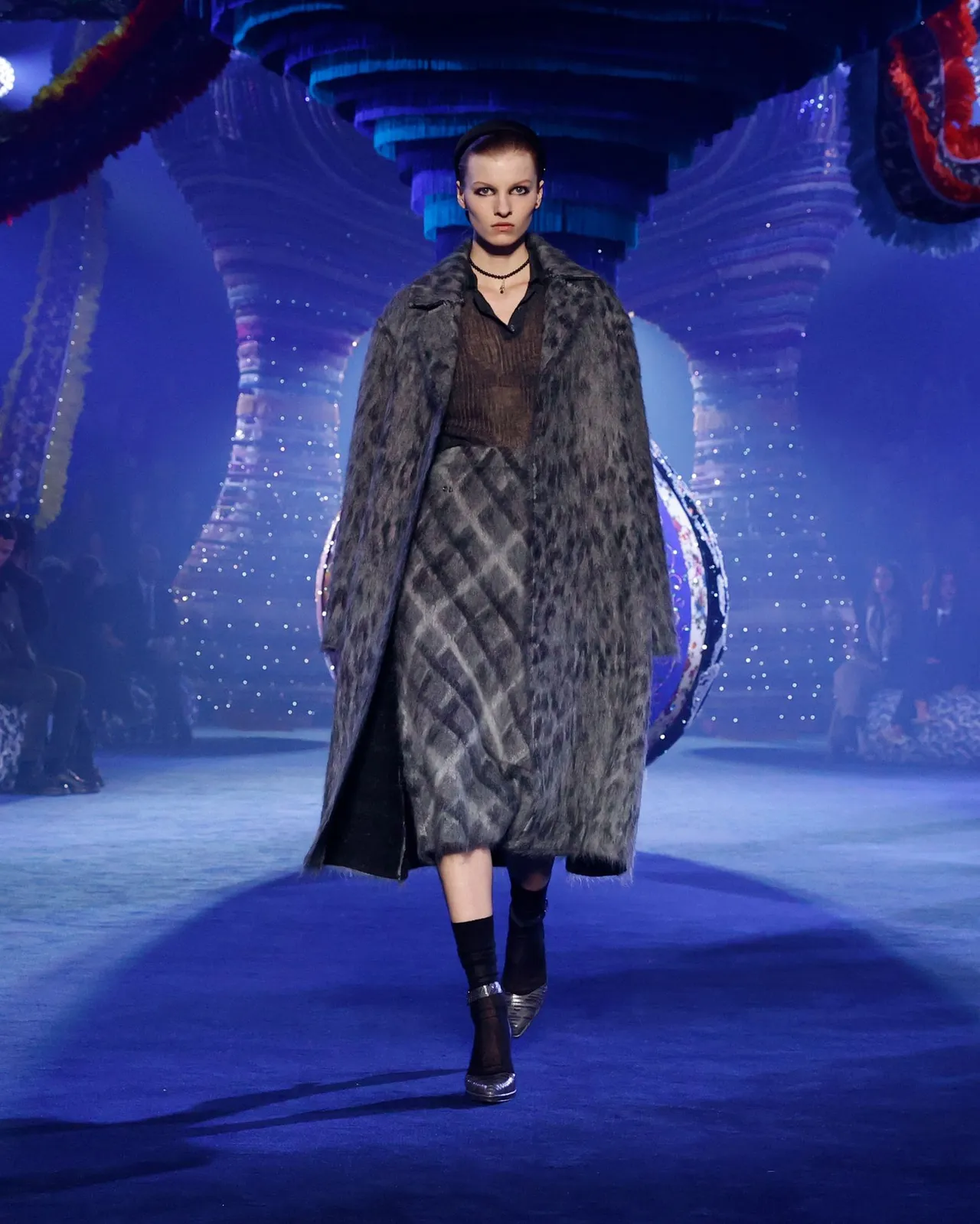 DIOR 2023秋冬系列的色調主軸為紅寶石的豔紅、祖母綠、與托帕石黃、與藍色等。品牌提供