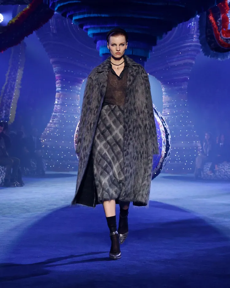 DIOR 2023秋冬系列的色調主軸為紅寶石的豔紅、祖母綠、與托帕石黃、與藍色等。品牌提供