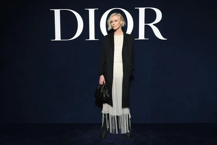 金獎影后莎莉賽隆穿DIOR 2023春夏高級訂製服系列出席品牌2023秋冬女裝大秀。品牌提供