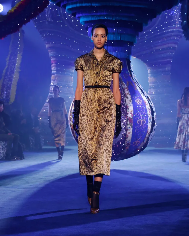 1950年代法式風格輪廓重新詮釋。品牌提供