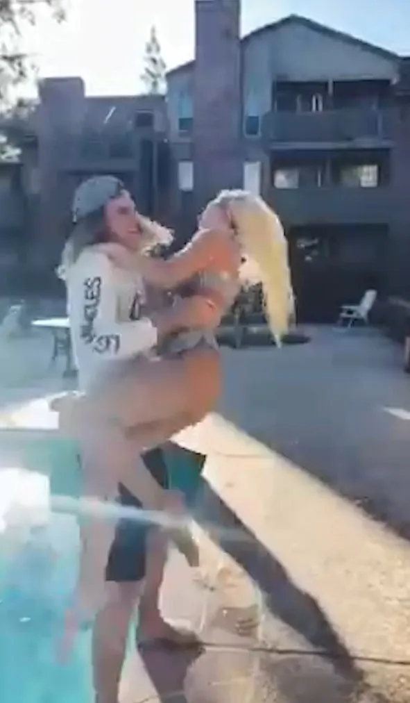 如何擺動姿勢都不是問題。FB@Green ff 提供