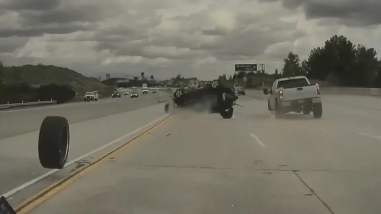 起亞汽車翻滾墜落撞擊地面。翻攝自卡特拉推特