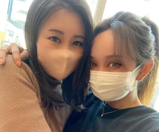 麻衣和閨蜜愛紗隔4年終於相會!東京一見面就哭了