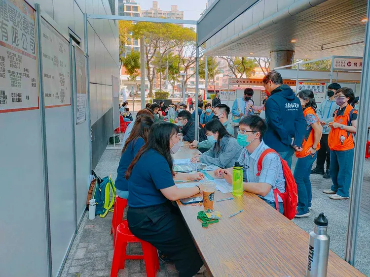 高市府將於3/31下午2時至5時，在高雄展覽館北館舉辦「創薪起飛、魅力高雄」徵才會。讀者提供