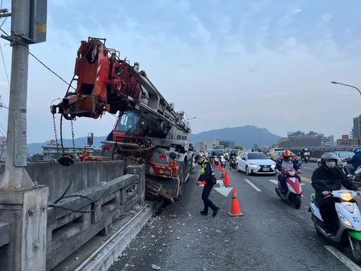 大型吊車疑煞車失靈自撞成美橋墩 內湖下班時間大塞車