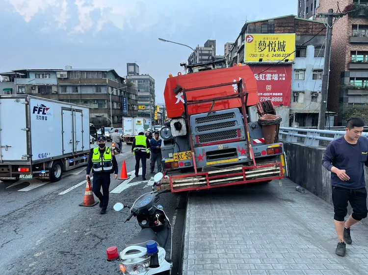 警方到場疏導交通。翻攝畫面