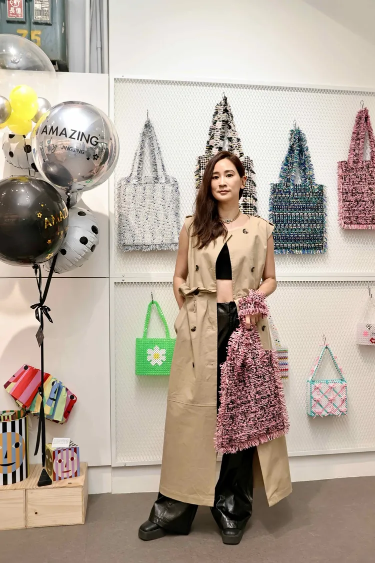 李晶晶在10680店內展售Amazing by Jing Jing全新的手工多色花呢托特包，各4200至6800元。施昂強攝