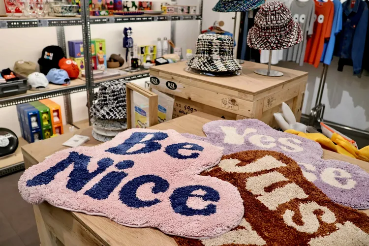 曾愷玹把10680店中央最精華的展示區留給李晶晶。施昂強攝