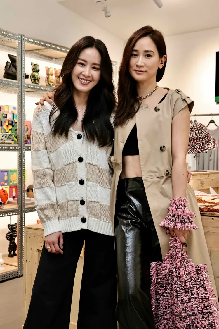 李晶晶（右）與曾愷玹是認識6、7年的朋友，吃飯時發現彼此都愛藝術，促成了合作快閃店。施昂強攝