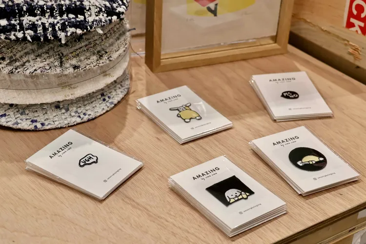 Amazing by Jing Jing與紐約新銳藝術家 Carolyn Jao 聯名，打造以兔子Fee Fee為主角的布貼，曾愷玹透露女兒昨日就迫不及待跑進店裡挑了好幾個帶走，各180元。施昂強攝