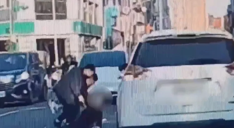 便衣刑警壓制逮捕黃姓男子。翻攝畫面