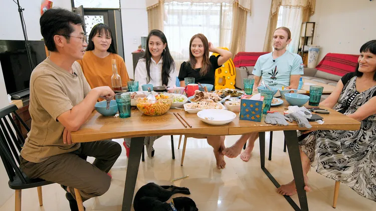 魏德聖（左一）與受訪家庭因電影結緣，睽違10年再度相聚。公視提供