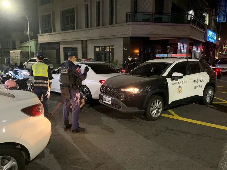 嫌犯緊張誤踩油門倒車，撞上警車。翻攝畫面