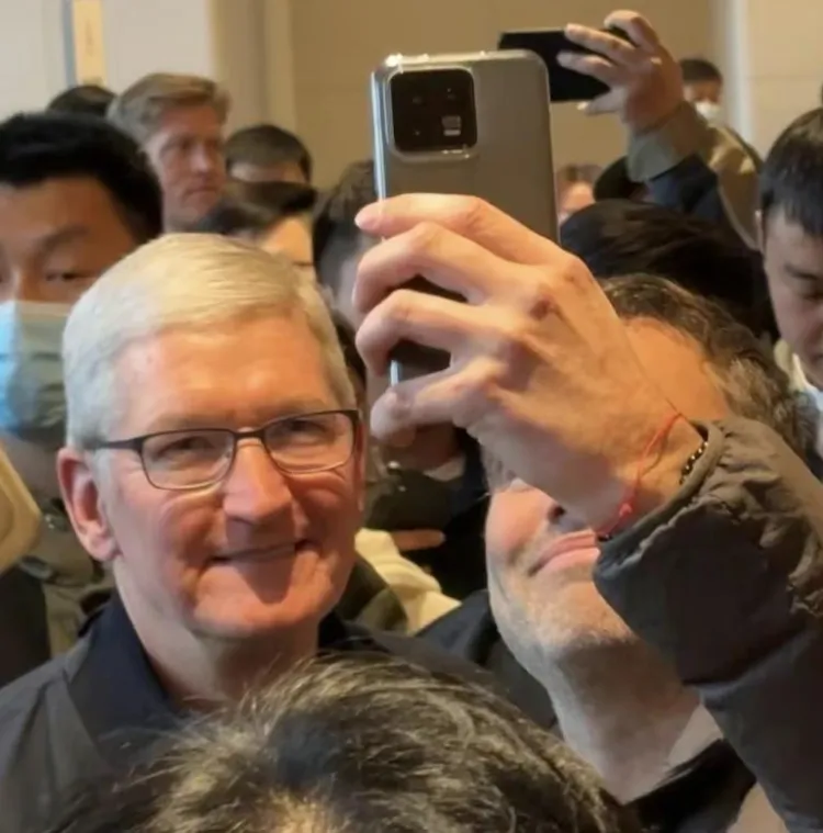 用小米合拍，自然沒有比拿iPhone開心。翻攝電商報