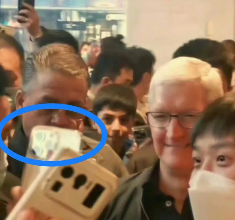 用iPhone與他合照，庫克超開心。翻攝電商報