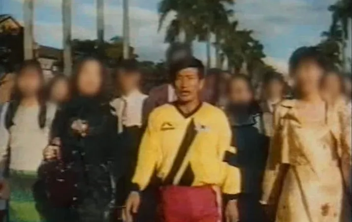 當年鄭明析出入時都被年輕女信徒包圍前呼後擁。翻攝自《香港01》