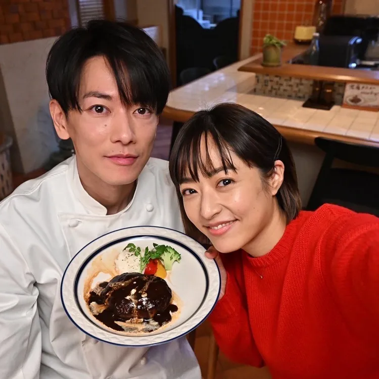 佐藤健（左）劇中變成幽魂，與女友井上真央上演人鬼戀，虐哭觀眾。翻攝官方IG