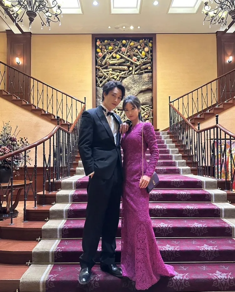 鈴木伸之（左）與菜菜緒演出《忍者的結婚好難》，高個子很登對。翻攝鈴木伸之IG