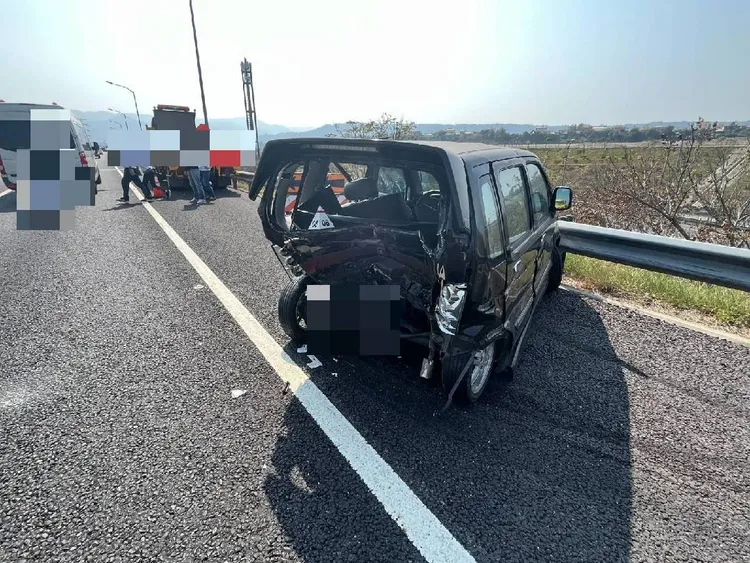 黑色自小客整個後車廂凹陷，後車輪完全露出。讀者提供