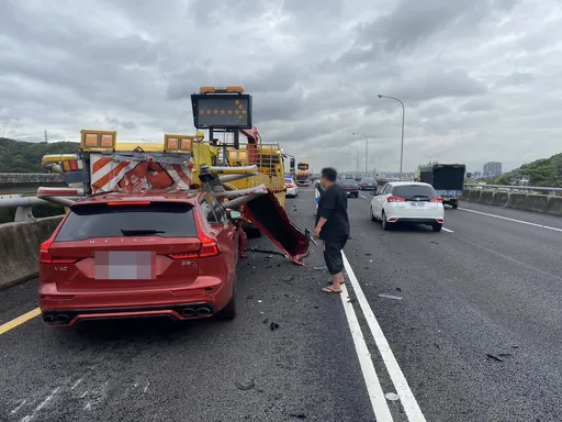 國1五楊高轎車直撞「緩撞車」 車毀人傷!駕駛命大撿回一命