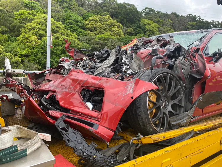 小客車車頭幾乎全毀。國道警方提供