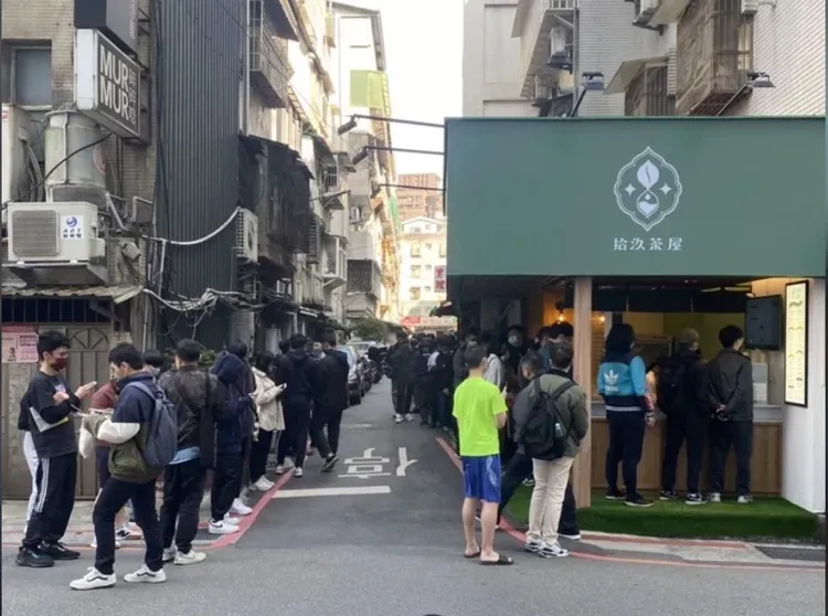 周偉航轉發Toyz手搖飲店「拾汣茶屋」的人潮爆滿景觀。翻攝自周偉航臉書