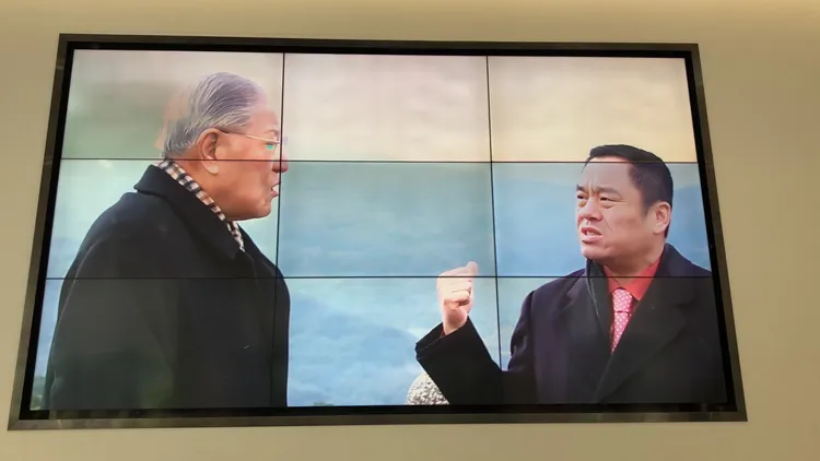 電視牆上播放著李世聰一步一腳印打拼事業的奮鬥歷程。高鈞麟攝