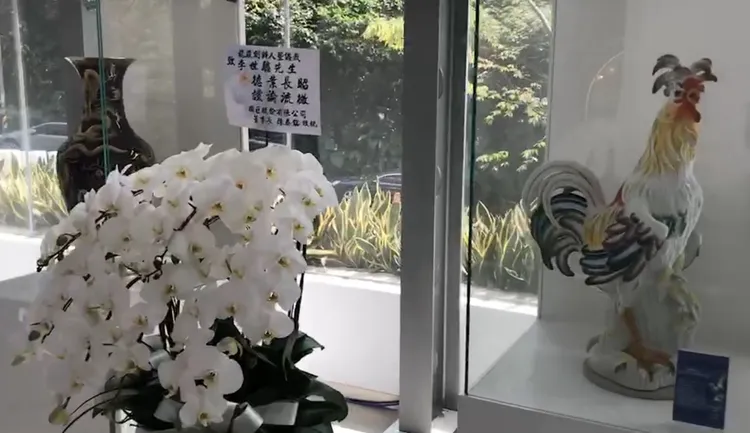 現場擺放著李世聰生前的收藏品。翻攝畫面