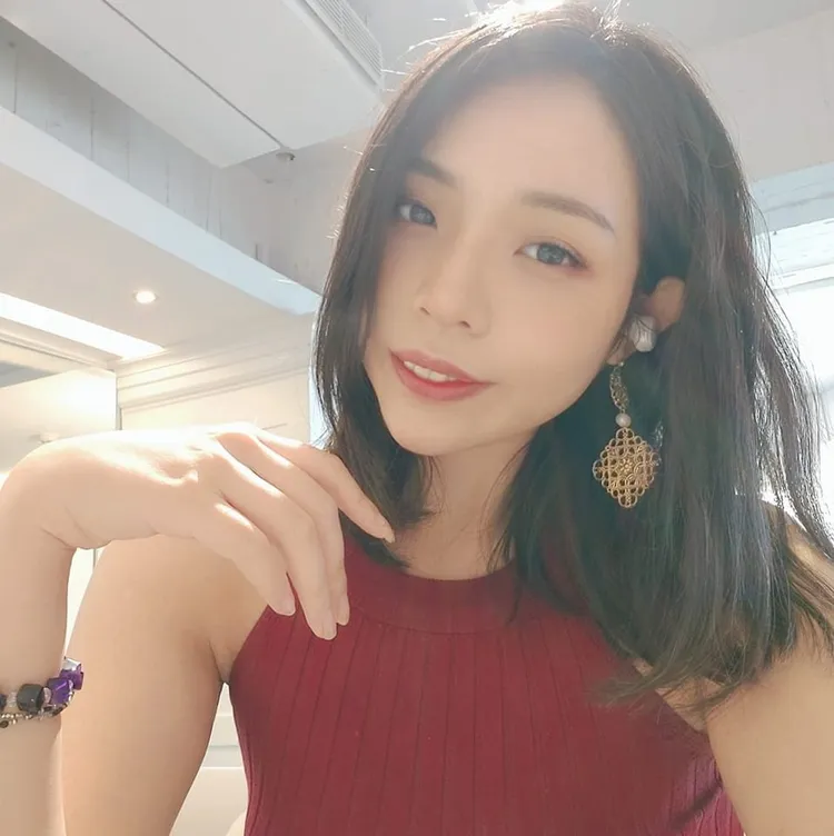 袁非曾出版著作「手槍女王」。引自袁非手槍女王粉絲團