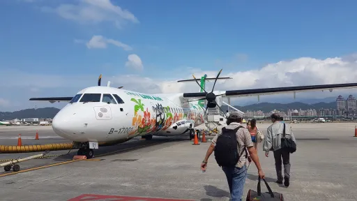 傳引擎噴火嚇壞乘客!立榮強調無火警 民航局:更換發動機才能復航