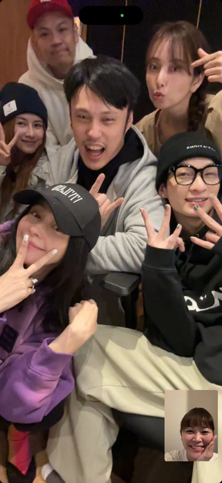 徐若瑄（左前）、製作人JerryC（中）隔著手機與玉城千春（右下）合照。