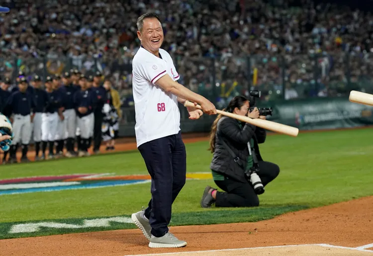 中信銀行董事長利明献出席2023年經典賽A組預賽開球儀式，擔任打者。  中信銀行提供