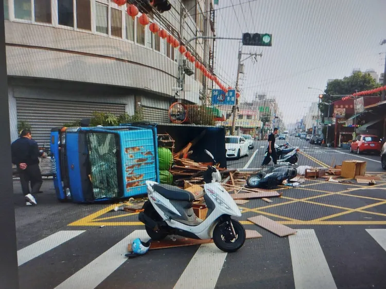 小貨車側翻後往前滑行擊落2輛機車，宛如絕命終結站翻版。讀者提供