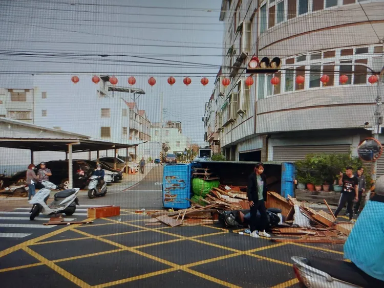 事故現場一片狼藉。讀者提供