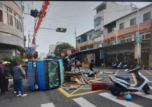 台中貨車過彎失控側翻 擊落機車釀4傷!驚悚全倒影片曝光