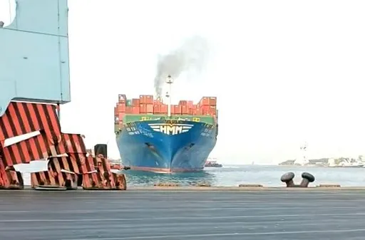 7.4萬噸貨輪90度直撞高雄港碼頭　竟是領港員「喝茫」闖禍！