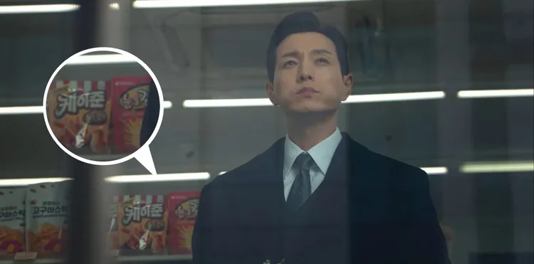 網友發現鄭星一第16集在超商吃飯糰，後方的餅乾名字，暗示朴成勳的死狀。翻攝Netflix