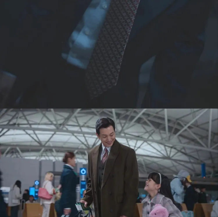 推朴成勳下樓的兇手只拍到領帶，與鄭星一帶女兒出國時的款式不謀而合。翻攝Netflix