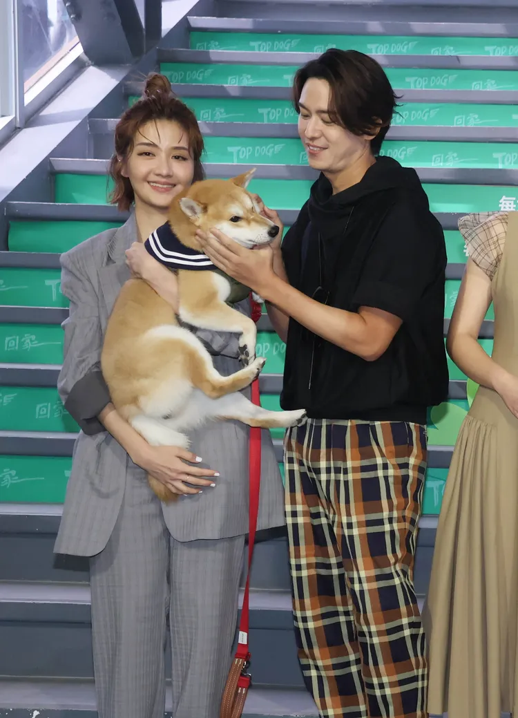 李宣榕(左)與陳楚河逗狗狗。彭欣偉攝