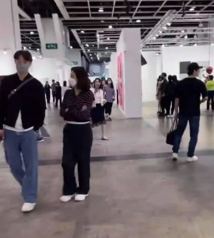 關之琳（右）被捕捉到和小鮮肉一起看展。翻攝微博