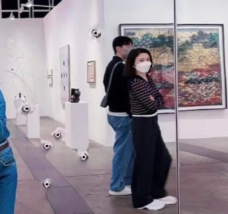 關之琳（右）身邊的小鮮肉看起來身材高挑。翻攝微博