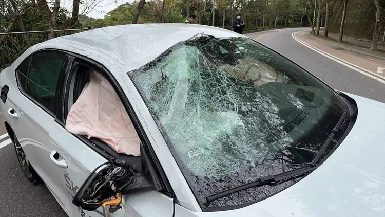 整車翻覆，車內氣囊全爆開。翻攝自臉書「爆料公社」