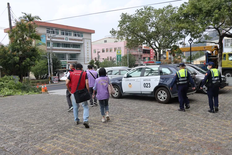 陳庭妮父親陳奕樑歷經7天管收，今天下午由家屬繳清欠稅款後，結束關押。讀者提供