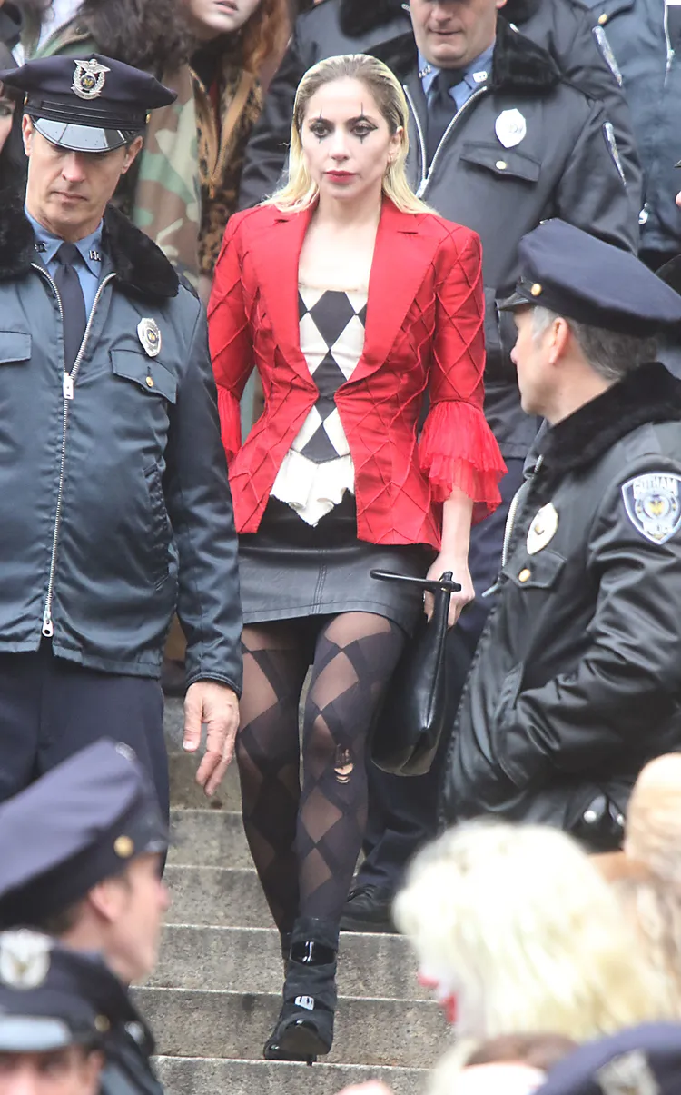 卡卡演出新版小丑女，紅黑造型搭配她戲劇化的妝容，相當搶眼。達志